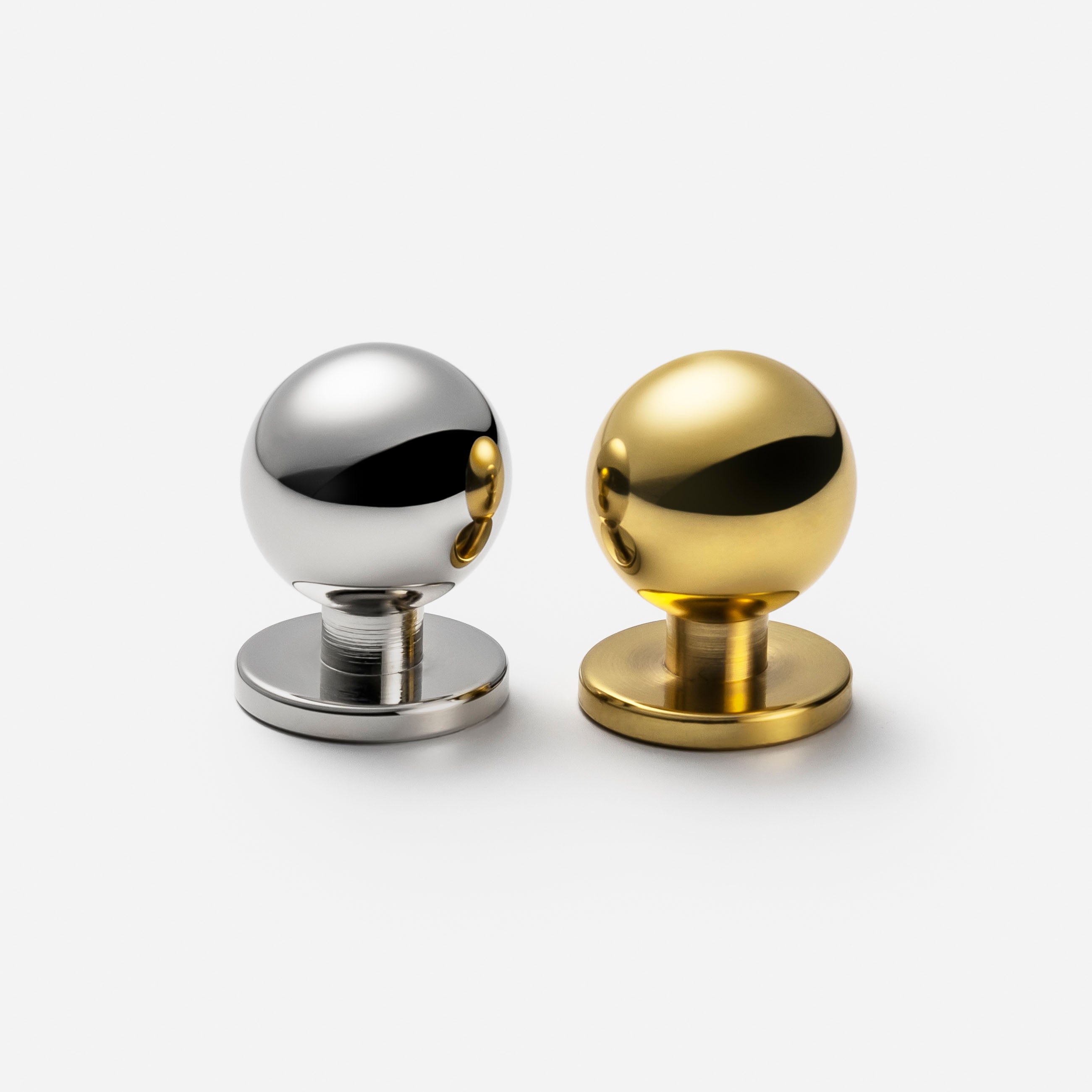 The Globe – Knopp i mässing och krom