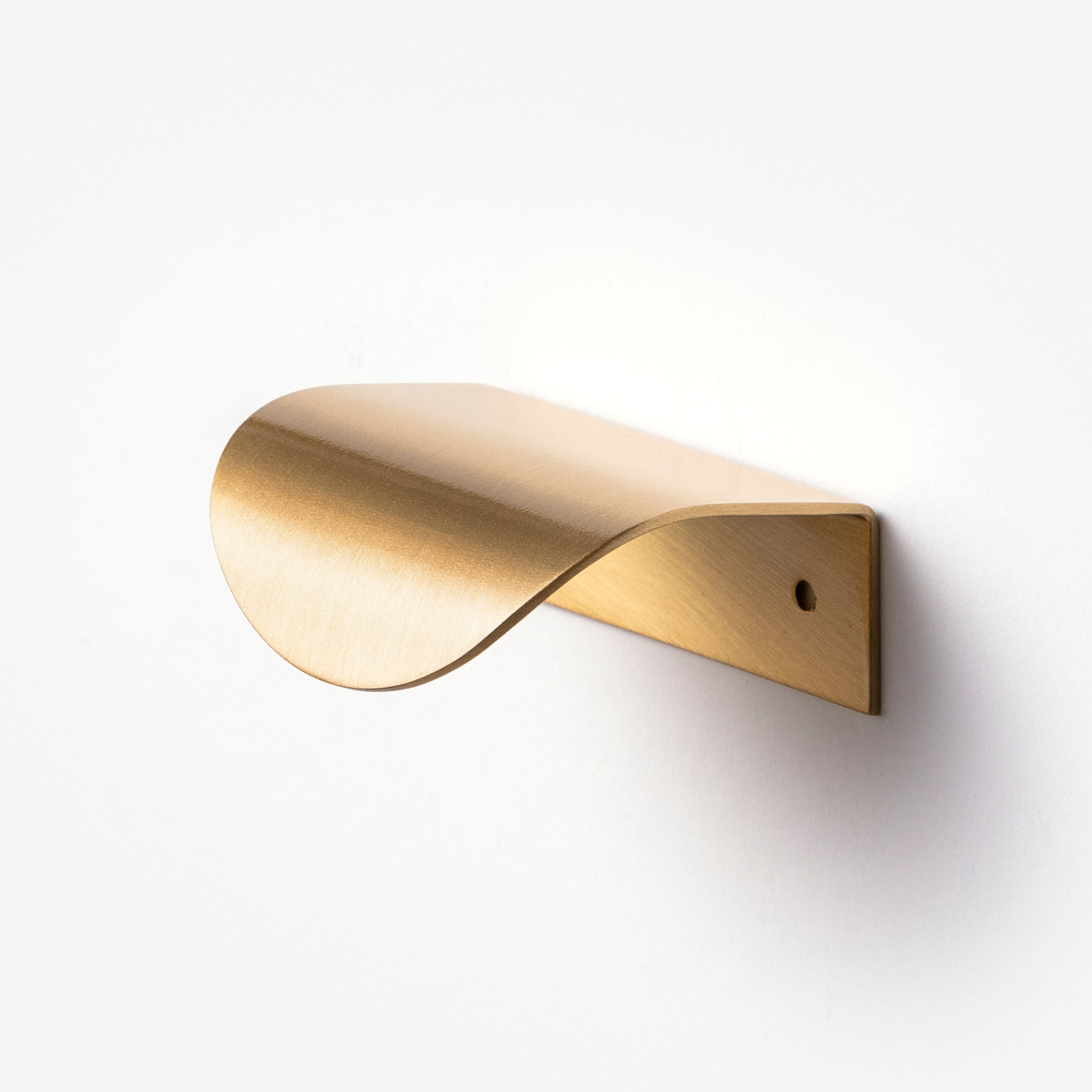 The Curved – Handtag, Mässing - Freya Home